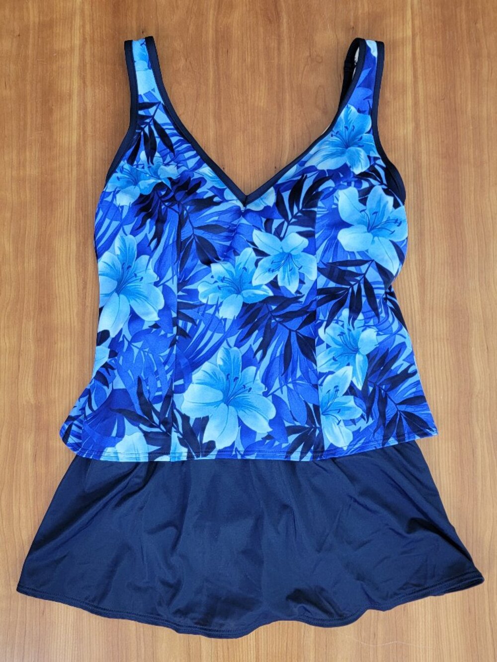 NWT L.L. Bean Navy/Floral Shape Solver One Piece Swimsuit - 10 - Picture 4 of 10